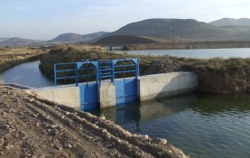 CONSTRUCTION OF WALLS TO HOLD DAM FLOODGATES